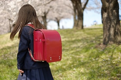 小学生から声優を目指すと有利なの?